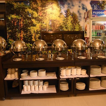 ヴィラ エスメラルダ ブライアンズ リゾート ホテル アンド レストラン Palayan City エクステリア 写真