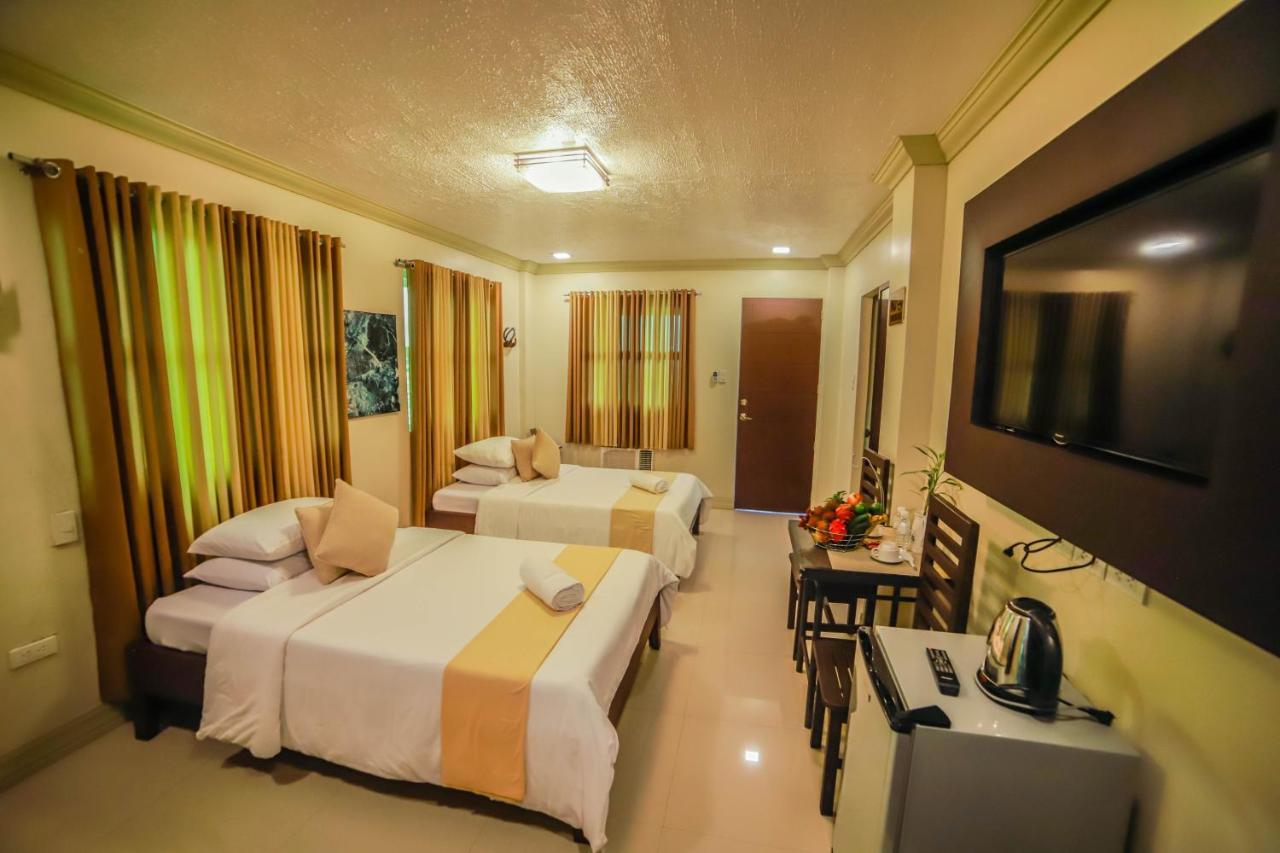 ヴィラ エスメラルダ ブライアンズ リゾート ホテル アンド レストラン Palayan City エクステリア 写真