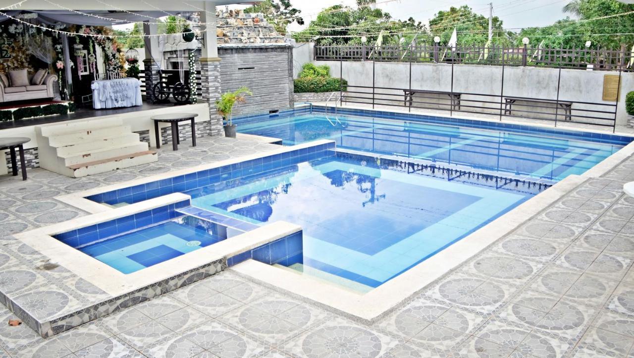 ヴィラ エスメラルダ ブライアンズ リゾート ホテル アンド レストラン Palayan City エクステリア 写真