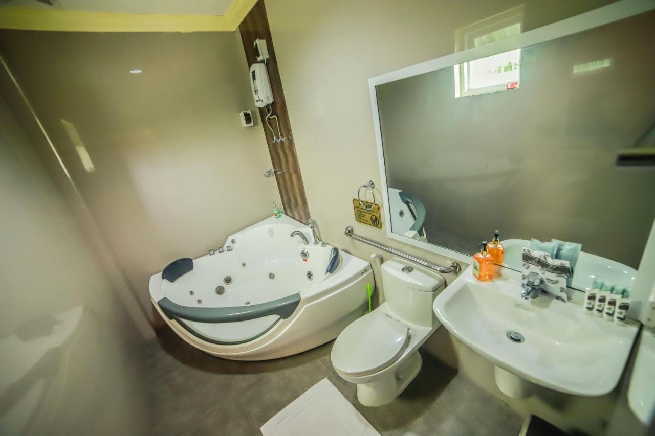 ヴィラ エスメラルダ ブライアンズ リゾート ホテル アンド レストラン Palayan City エクステリア 写真