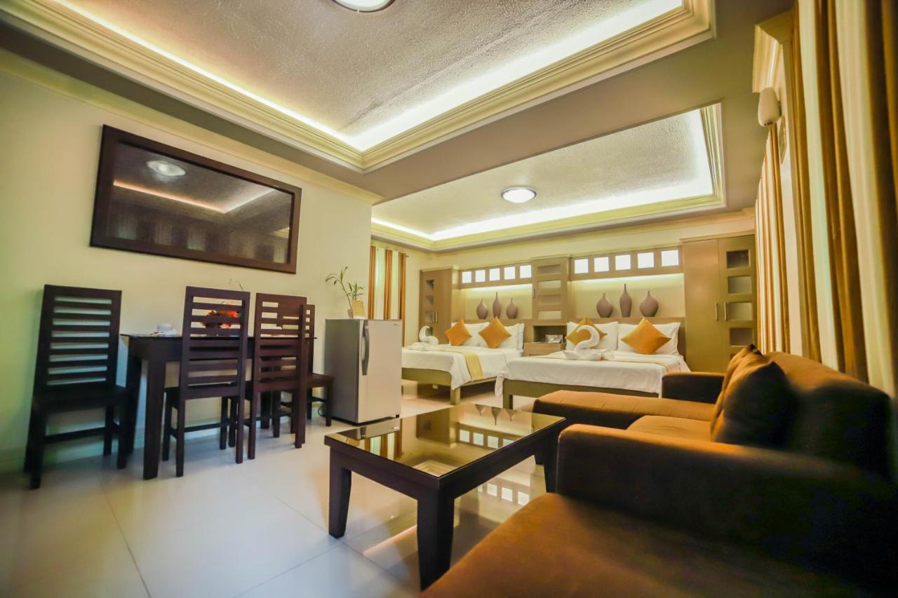 ヴィラ エスメラルダ ブライアンズ リゾート ホテル アンド レストラン Palayan City エクステリア 写真