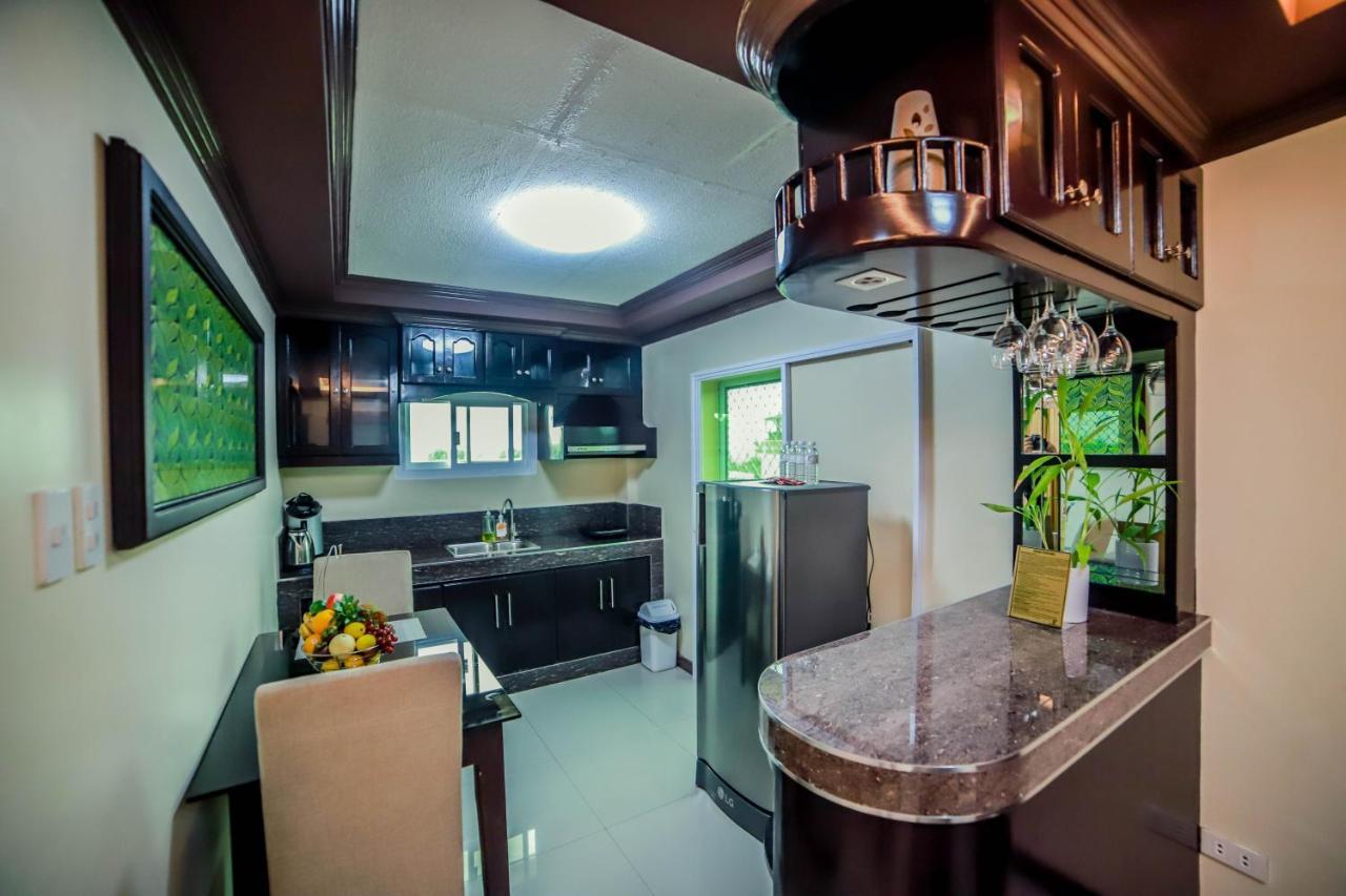 ヴィラ エスメラルダ ブライアンズ リゾート ホテル アンド レストラン Palayan City エクステリア 写真