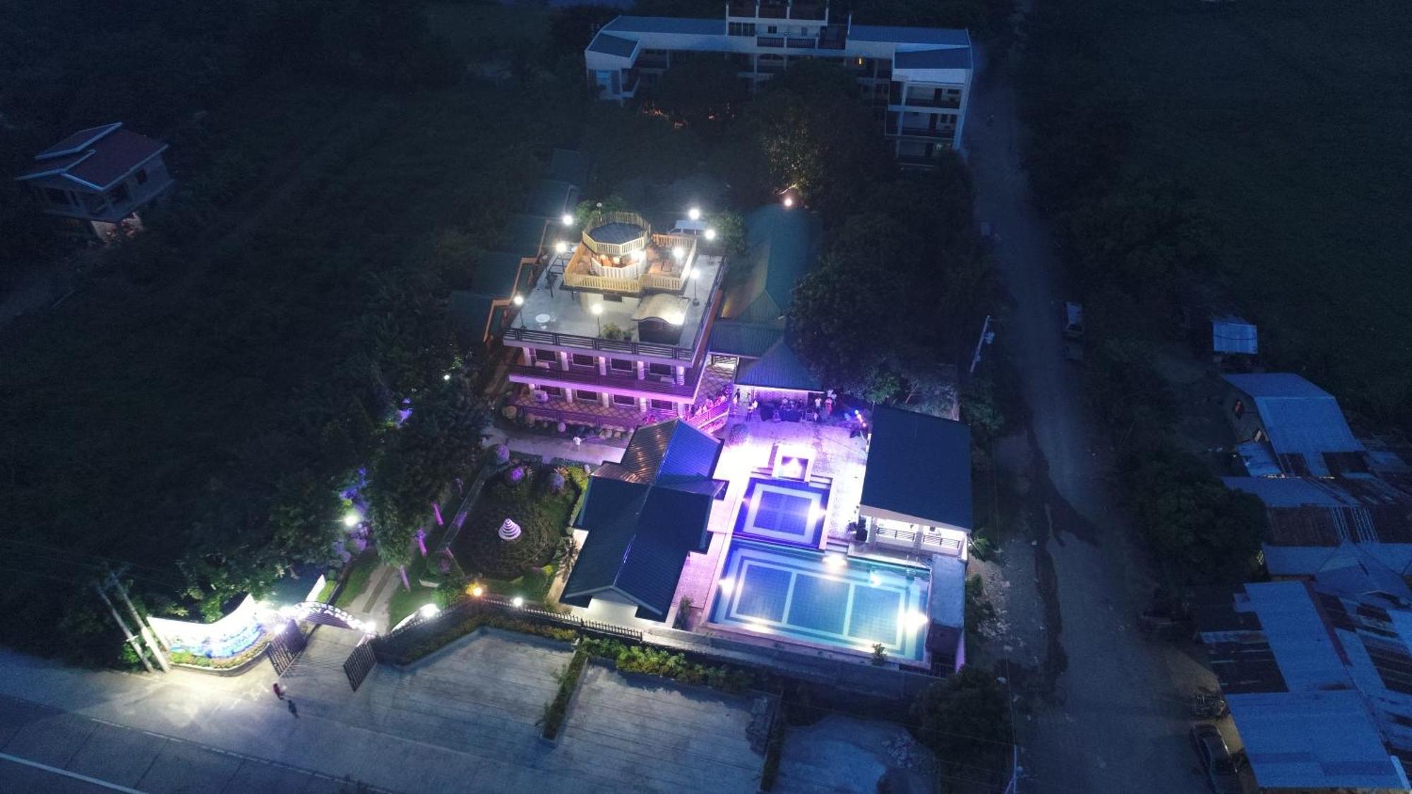ヴィラ エスメラルダ ブライアンズ リゾート ホテル アンド レストラン Palayan City エクステリア 写真