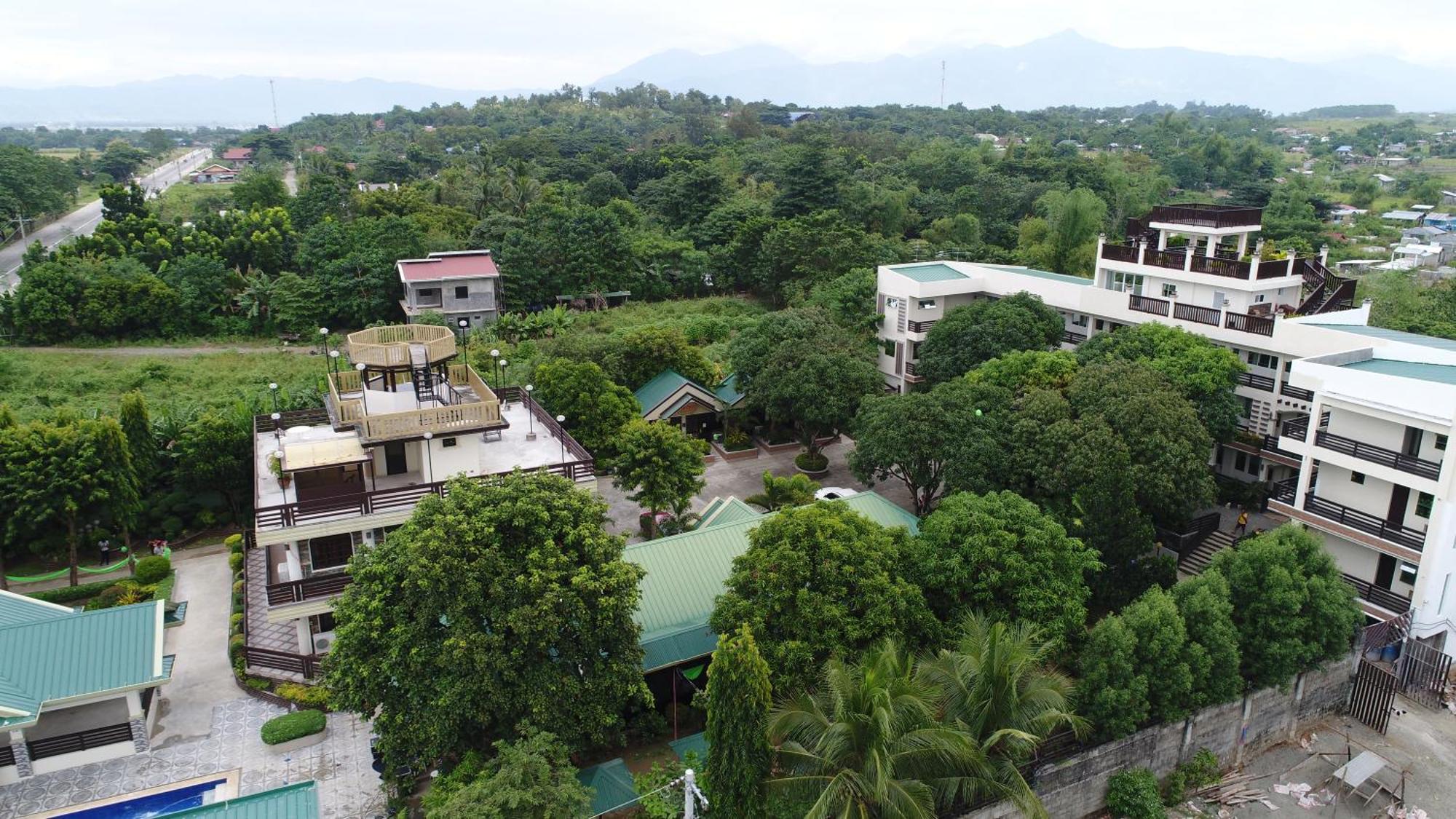 ヴィラ エスメラルダ ブライアンズ リゾート ホテル アンド レストラン Palayan City エクステリア 写真