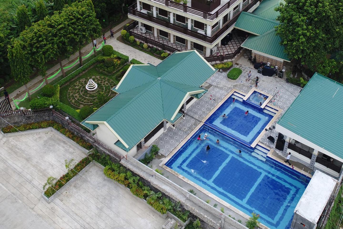 ヴィラ エスメラルダ ブライアンズ リゾート ホテル アンド レストラン Palayan City エクステリア 写真